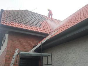 Wysokociśnieniowe mycie dachówki